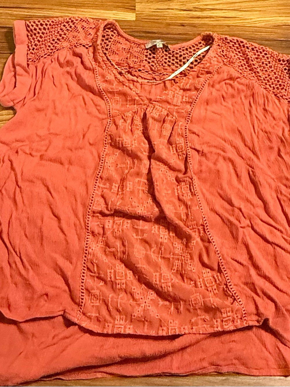 Miss Me • Women's Coral Crochet-Detail Short Sleeve Top